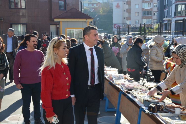 BAŞKAN 'SEMİZ' GÜLÜÇ EMİN AYHAN ORTAOKULUNUN DÜZENLEMİŞ OLDUĞU KERMESE KATILDI