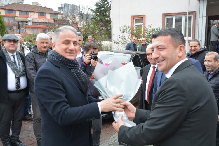 AK PARTİ ZONGULDAK MİLLETVEKİLİ SAFFET BOZKURT, BERABERİNDEKİ HEYET İLE GÜLÜÇ BELEDİYE BAŞKANI ATİLLA TARIK SEMİZ’İ MAKAMINDA ZİYARET ETTİ.