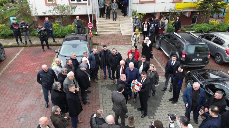 AK PARTİ ZONGULDAK MİLLETVEKİLİ SAFFET BOZKURT, BERABERİNDEKİ HEYET İLE GÜLÜÇ BELEDİYE BAŞKANI ATİLLA TARIK SEMİZ’İ MAKAMINDA ZİYARET ETTİ.