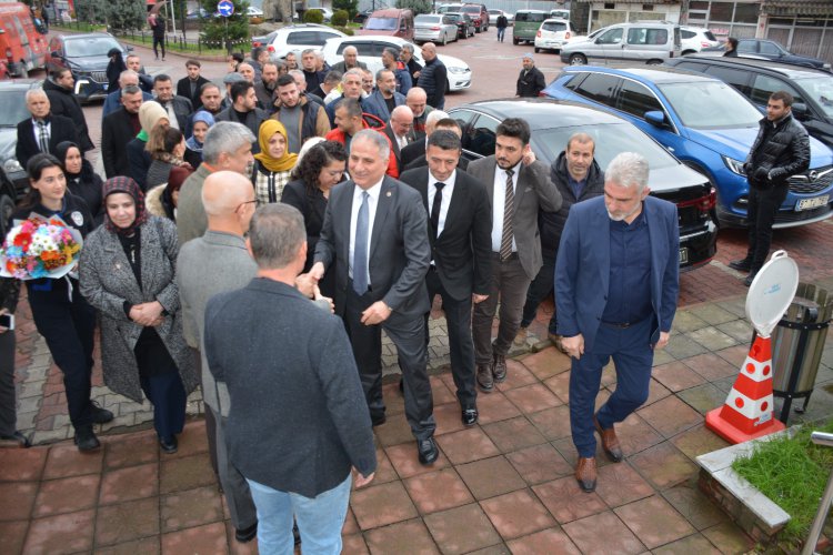 AK PARTİ ZONGULDAK MİLLETVEKİLİ SAFFET BOZKURT, BERABERİNDEKİ HEYET İLE GÜLÜÇ BELEDİYE BAŞKANI ATİLLA TARIK SEMİZ’İ MAKAMINDA ZİYARET ETTİ.