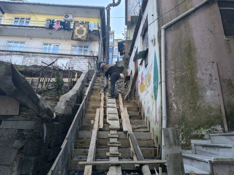 BAŞKAN SEMİZ'İN TALİMATLARIYLA MERDİVEN SOKAK'TA ÇALIŞMALAR HIZLA DEVAM EDİYOR