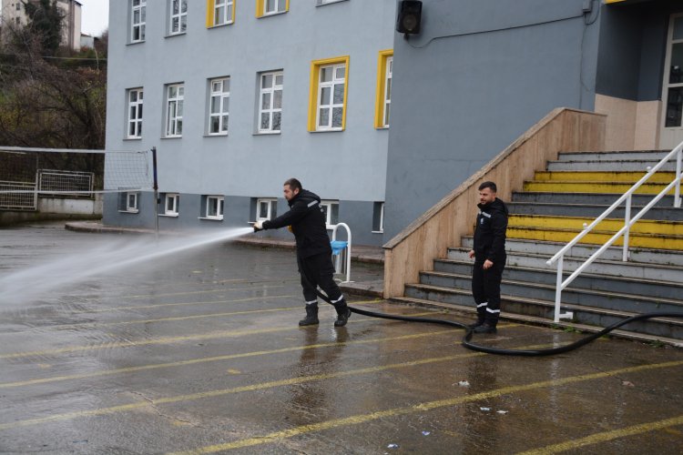 GÜLÜÇ BÖLGESİNDE OKULLARIN ETRAFINDA TEMİZLİK ÇALIŞMALARI BAŞLATILDI