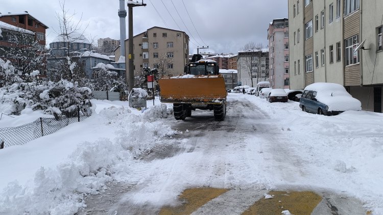 EKİPLERİMİZ KARLA MÜCADELE KAPSAMINDA ÇALIŞMALARINI ARALIKSIZ OLARAK SÜRDÜRÜYOR...