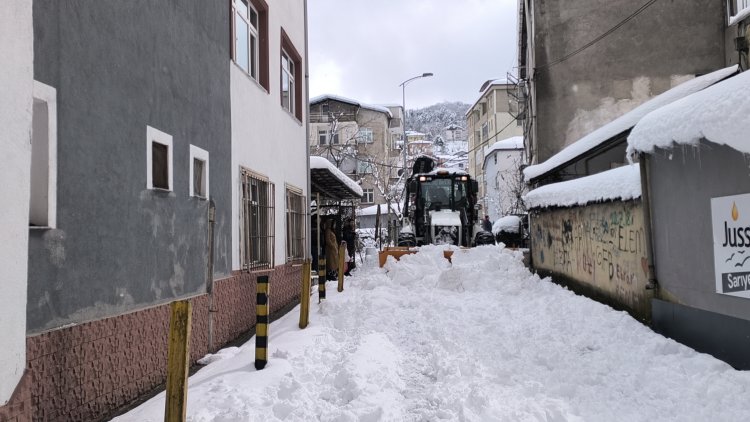 EKİPLERİMİZ KARLA MÜCADELE KAPSAMINDA ÇALIŞMALARINI ARALIKSIZ OLARAK SÜRDÜRÜYOR...