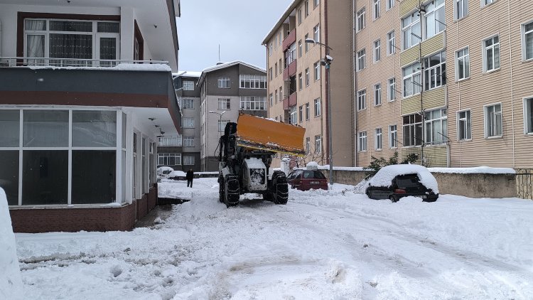 EKİPLERİMİZ KARLA MÜCADELE KAPSAMINDA ÇALIŞMALARINI ARALIKSIZ OLARAK SÜRDÜRÜYOR...