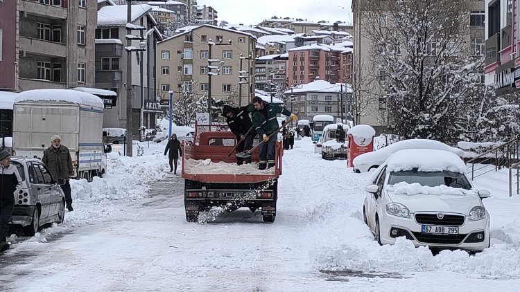 EKİPLERİMİZ KARLA MÜCADELE KAPSAMINDA ÇALIŞMALARINI ARALIKSIZ OLARAK SÜRDÜRÜYOR...